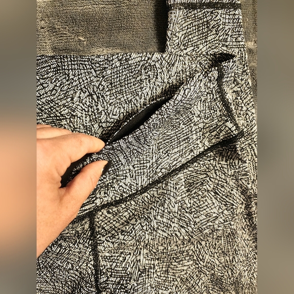 Lululemon High Times PantLine Up White Black sz4 - Picture 4 of 8